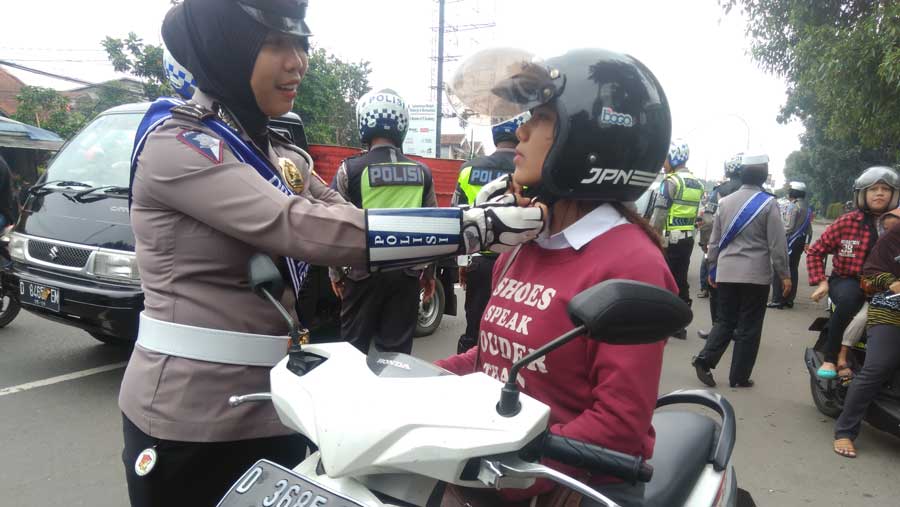 Sosialisasi tentang tata tertib lalu lintas kepada para pelajar.