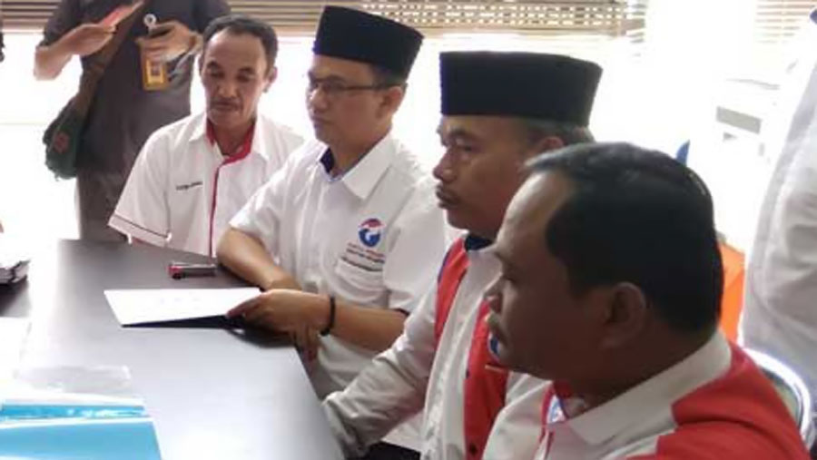 Ketua DPD Partai Perindo Kota Cimahi, Asep Taryana saat mendaftarkan 45 Bakal Calon Legislatif (Bacaleg) ke Komisi Pemilihan Umum (KPU) Kota Cimahi, Jln. Pesantren, Rabu (17/7/2018).
