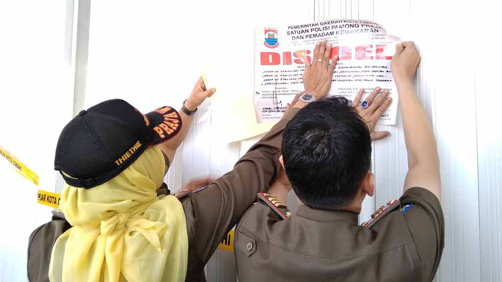 Satpol PP Kota Cimahi Segel Sejumlah Minimarket