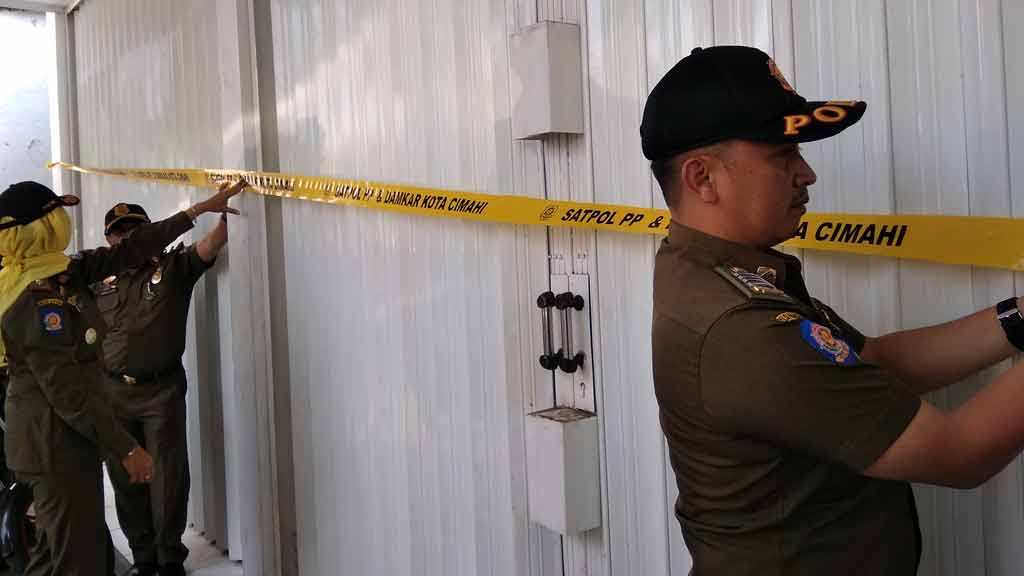 Satpol PP Kota Cimahi menyegel sejumlah minimarket