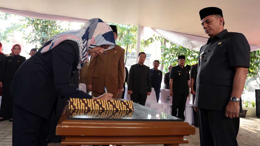 Ajay M Priatna Saat Memimpin Acara Rotasi dan Mutasi ASN Kota Cimahi,  Senin (30/7/2018).