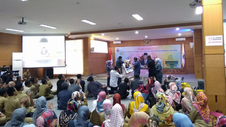 Wali Kota Cimahi Ajay M Priatna Memberikan Cinderamata Kepada Sekretaris Daerah Kota Cimahi, Muhammad Yani Sebagai Tanda Perpisahan di Aula Gedung A Pemkot Cimahi, Jln. Rd. Hardjakusumah, Selasa (31/7/2018).