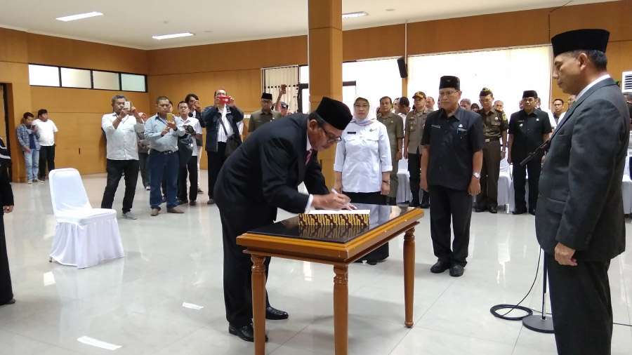 Kadisdukcapil Kota Cimahi M Suryadi Tengah Menandatangani SK Sebagai Pj Sekda Kota Cimahi Di Aula Gedung A Pemkot Cimahi, Jln. Rd. Demang Hardjakusumah, Rabu (1/8/2018).