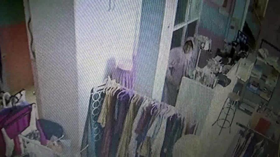 Aksi Pelaku 'Pengutilan' Terekam CCTV Toko.