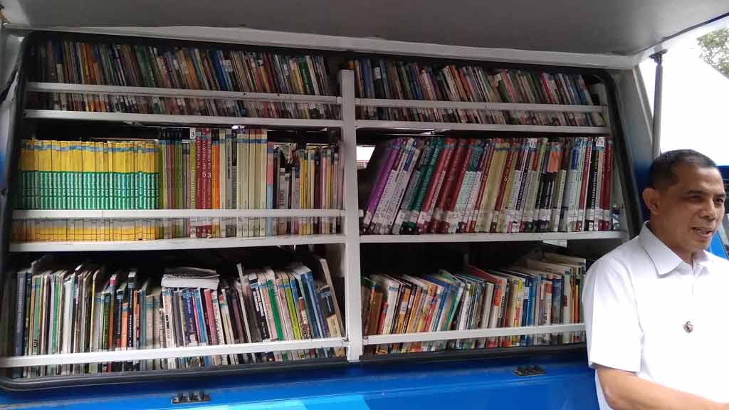 Wali Kota Cimahi, Ajay Muhammad Priatna Tengah Berada di Perpustakaan Keliling Milil Diskominfoarpus Kota Cimahi