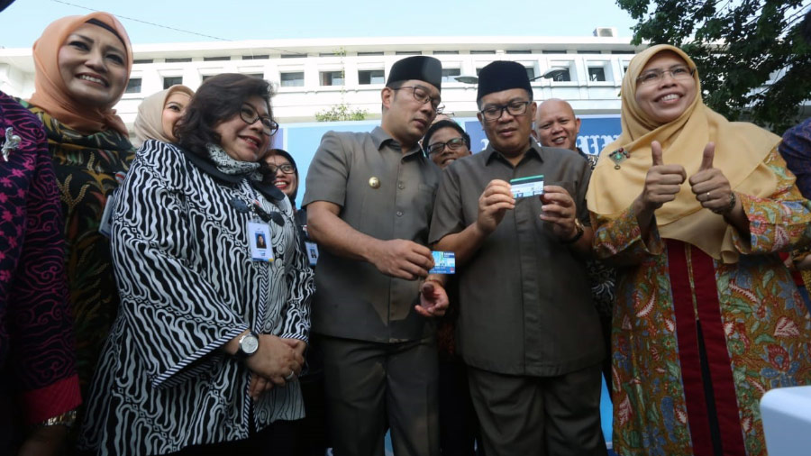 Bank bjb bersama Pemkot Bandung meluncurkan Bandung Smart Card (BSC) yang berfungsi sebagai uang elektronik dan kartu debit.