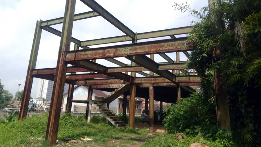 Tiang Kontruksi SDN Baros Mandiri 3  Dibiarkan Berkarat