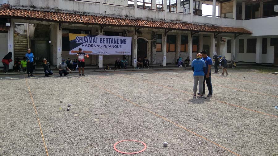Kabupaten/Kota peserta Pekan Olahraga daerah (Porda) Jawa Barat 2018 bertarung dalam kejuaraan Hari Olahraga Nasional (Haornas) Jawa Barat cabang Petanque di Lap. Petanque STKIP Pasundan, Jln. Permana, Minggu (10/9/2018).