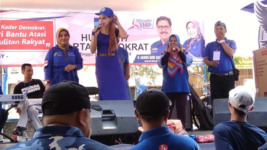 Musik Dangdut Meriahkan HUT Partai Demokrat ke-17 Tingkat Kota Cimahi di Sekretariat DPC Partai Demokrat Kota Cimahi, Jalan Kolonel Masturi, Minggu (9/9/2018). 