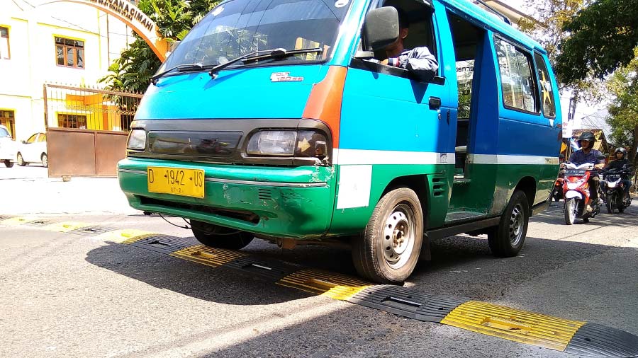 Speed Trap yang Terpasang di Jalan Encep Kartawiria, Kota Cimahi.