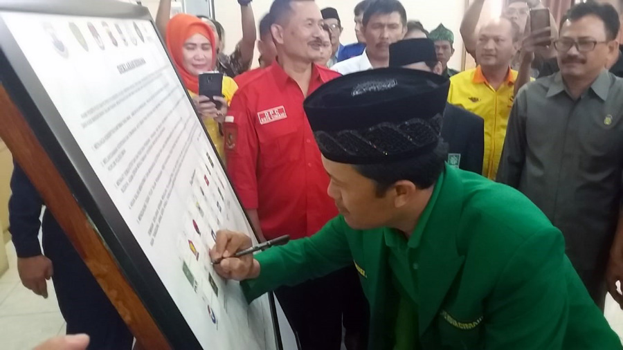 Perwakilan Salah Satu Partai Politik Tengah Menandatangani Deklarasi Damai Jelang Pileg dan Pilpres 2019 di Gedung Pengabdian Mapolres Cimahi, Jalan Amir Mahmud, Selasa (19/9/2018).