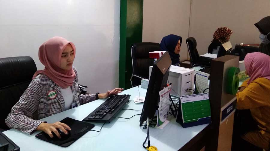 Pelayanan di Kantor BPJS Kesehatan Cabang Cimahi, Jalan Sangkuriang. 
