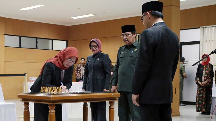 Pelantikan Asisten II Kota Cimahi sebagai Sekda berlangsung pada Kamis (27/9/2018) di Aula Gedung A Pemkot Cimahi, Jalan Rd. Hardjakusumah.