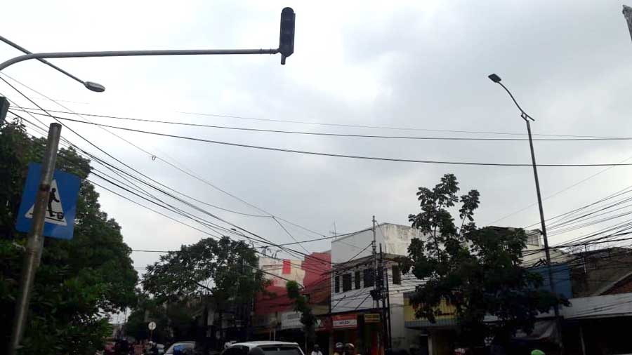 Traffic Light di Perempatan Jalan Amir Mahmud-Jalan Kolonel Masturi