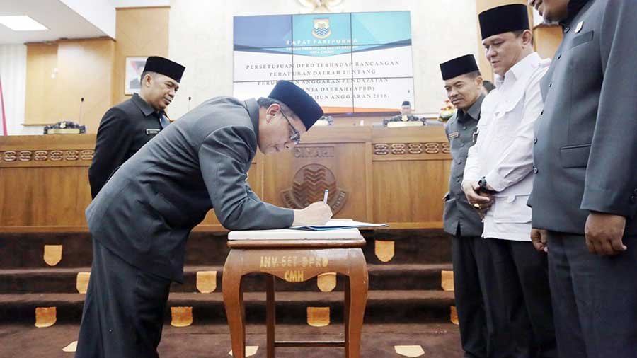 Wali Kota Cimahi, Ajay Muhammad Priatn Menandatangani Persetujuan APBD Perubahan Tahun 2018 Dalam Rapat Paripurna di DPRD Kota Cimahi, Jln. Djulaeha Karmita, Minggu (30/9/2018). 