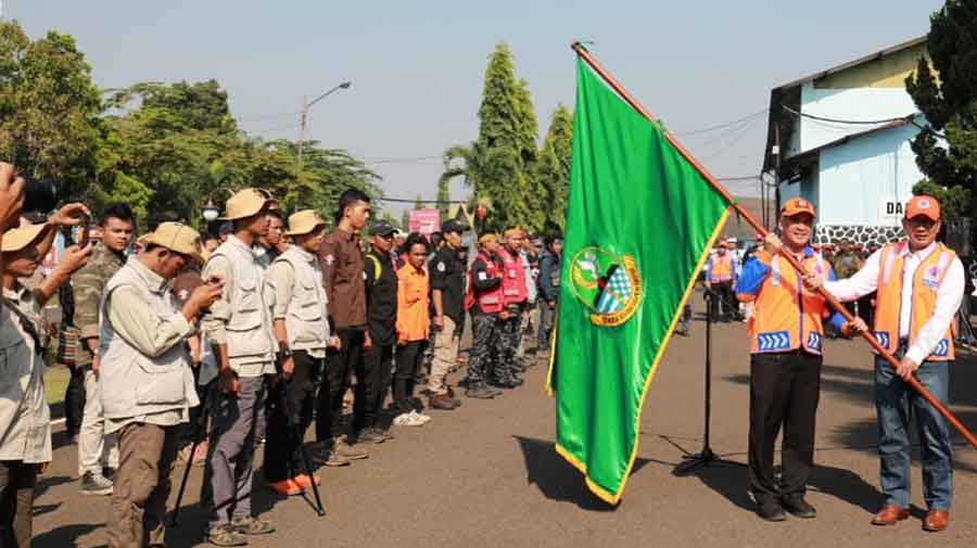Gubernur Jawa Barat Ridwan Kamil saat melepas keberangkatan sejumlah relawan Jabar menuju Palu dan Donggala di Bandara Husein Sastranegara, Kota Bandung, Kamis (04/10).