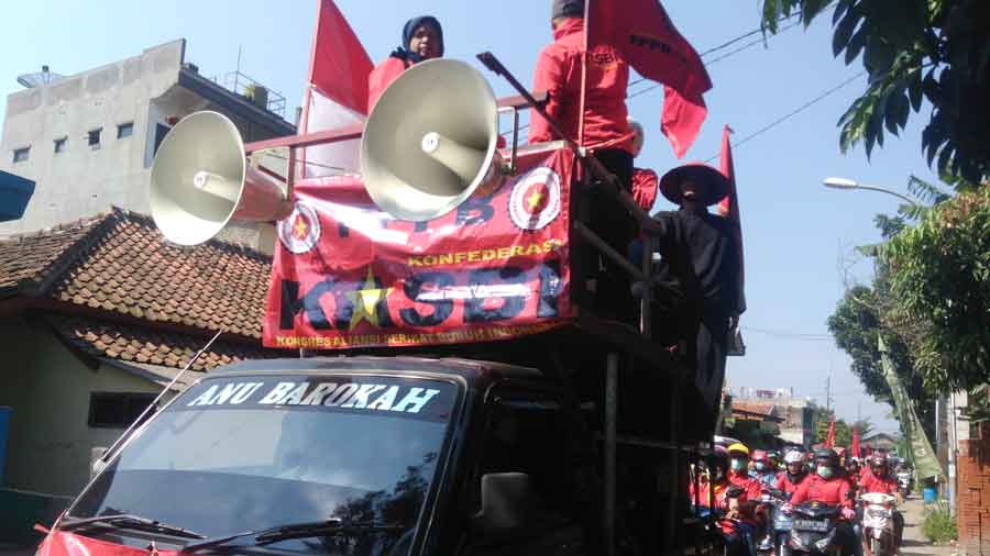 Sejumlah buruh menuntut agar segera mendaftarkan pegawainya dalam kepesertaan BPJS Kesehatan dan BPJS Ketenagakerjaan.
