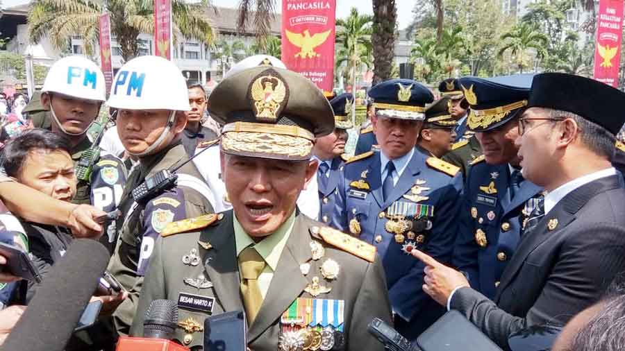 Pangdam III/Siliwangi, Mayjen TNI Besar Harto Karyawan saat memberikan keterangan kepada sejumlah wartawan usai Apel HUT ke-73 TNI di Lapangan Gasibu, Kota Bandung, Jumat (05/10).