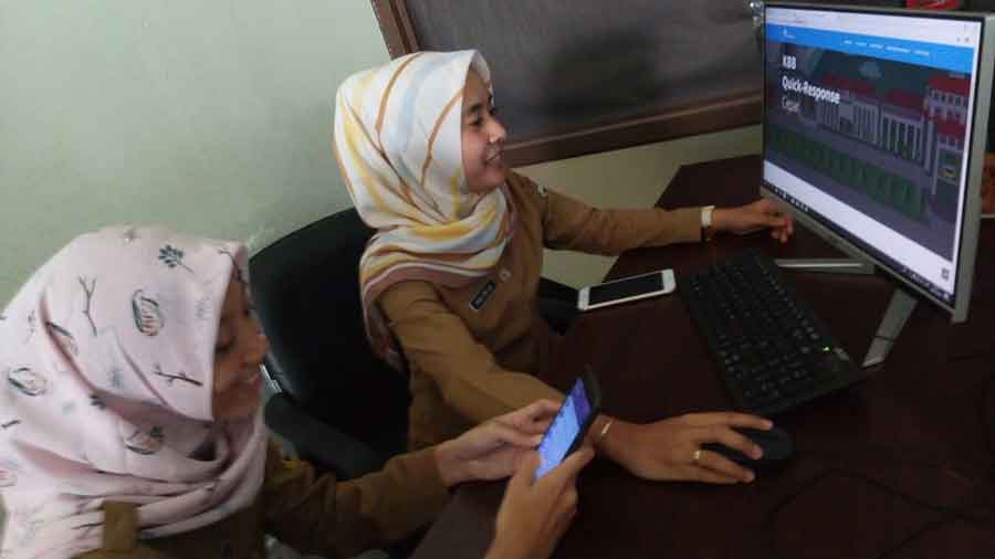 Admin Quick Respons KBB Tengah Mengoperasikan Layanan Pengaduan Bagi Warga.