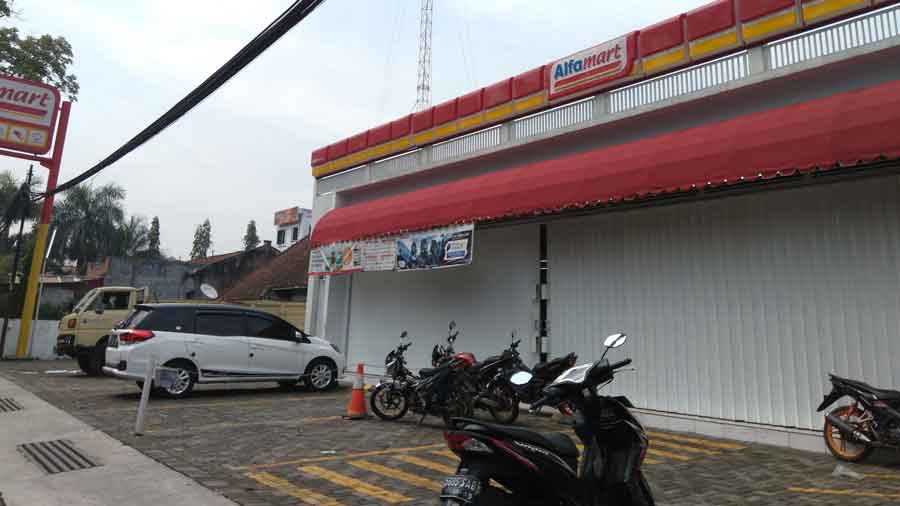 Minimarket Di Jalan Sudirman, Kota Cimahi Yang Sempat Disegel Satpol PP. Minimarket Tersebut Kini Sudah Beroperasi Lagi. 