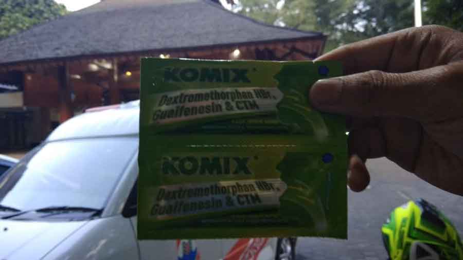Penyalahgunaan obat batuk merek 'Komix' di kalangan remaja semakin memprihatinkan.