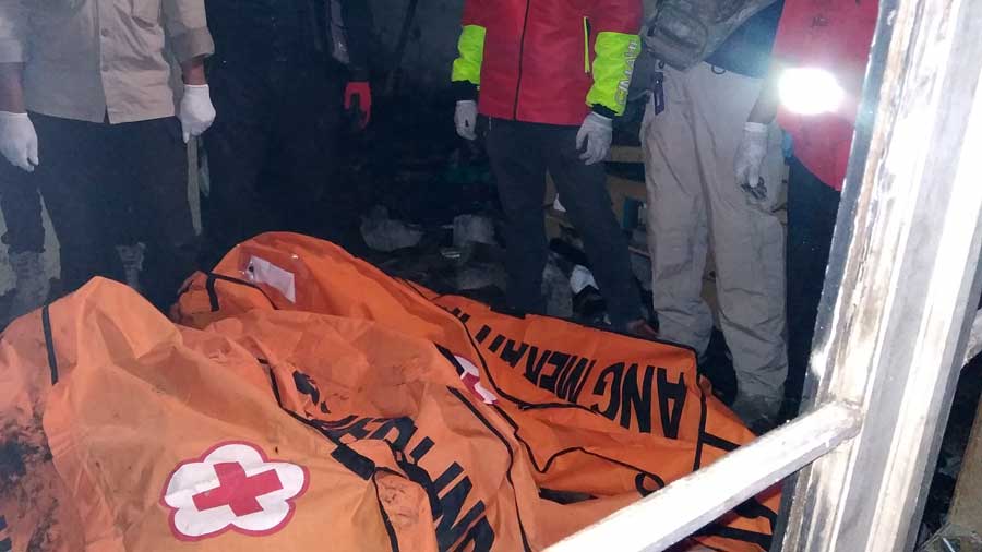 Petugas Tengah Mengevakuasi Korban Kebakaran Di Kp. Babut Tengah, RT 02/18, Kelurahan Cibabat, Kecamatan Cimahi Utara, Kota Cimahi, Kamis (11/10/2018).