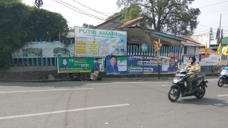  Banyaknya alat visual politik yang terpasang secara ilegal dan di tempat yang dilarang.