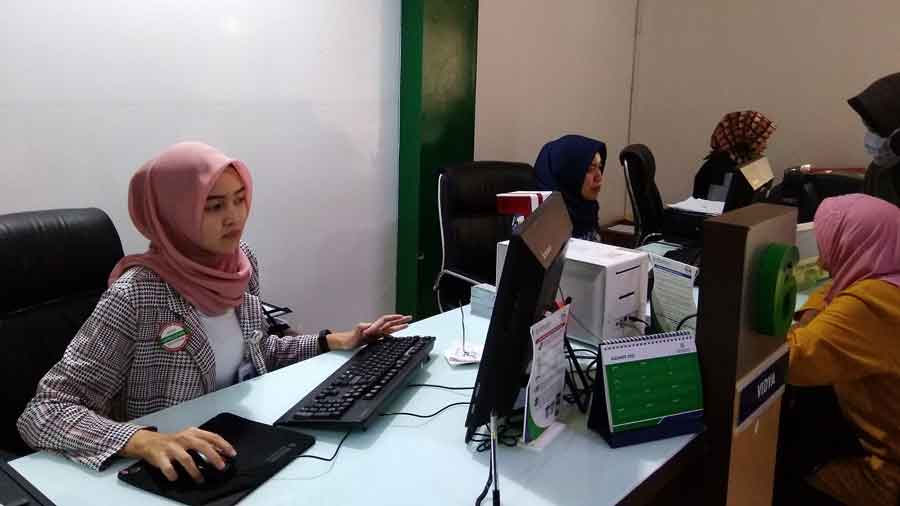 Admin BPJS Kesehatan Tengah Mengoperasikan Layanan BPJS Bagi Warga.