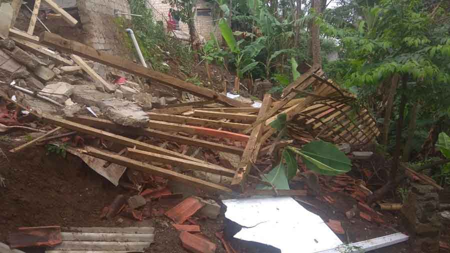  Rumah milik Wandi (22) di Kampung Kadu Pugur RT 02/11, Desa Ganjarsari, Kecamatan Cikalongwetan, Kabupaten Bandung Barat (KBB), amblas akibat hujan deras yang mengguyur, Selasa (30/10/2018).