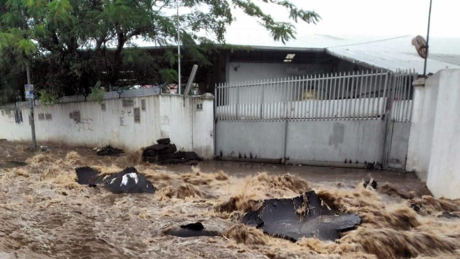 Jalan Raya di Cimahi yang terendam air paska hujan deras.