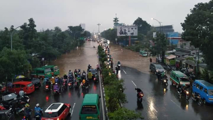 Jalan Raya di Cimahi yang terendam air paska hujan deras.