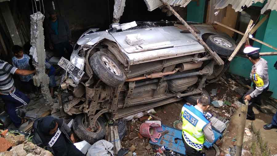 Kecelakaan Tungal Terjadi Di Jalan Cihanjuang, Kampung Tutugan, RT 03/07, Desa Cihanjuang Rahayu, Kecamatan Parongpong, Kabupaten Bandung Barat (KBB), Kamis (20/12/018).