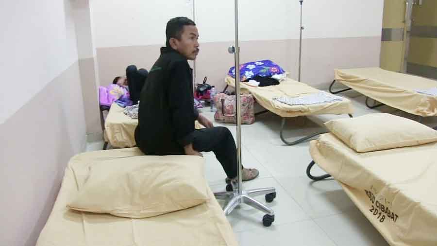 Keluarga Pasien demam berdarah yang dirawat di RSUD Cibabat.
