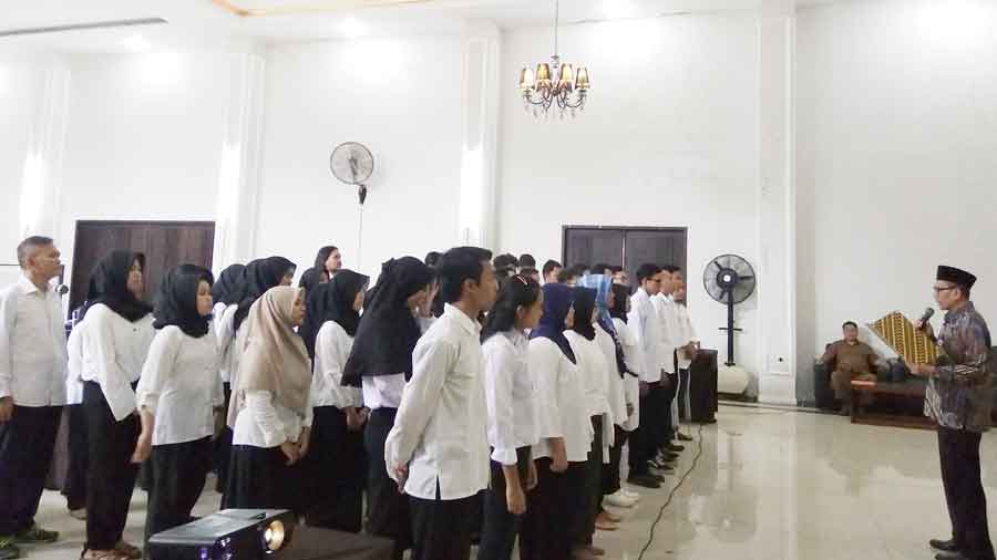 Sebanyak 55 orang dikukuhkan menjadi relawan demokrasi Pemilihan Umum (Pemilu) 2019, Senin (21/1/2019) di Hotel Endah Parahyangan.
