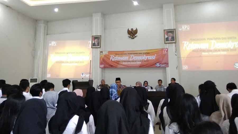 Sebanyak 55 orang dikukuhkan menjadi relawan demokrasi Pemilihan Umum (Pemilu) 2019, Senin (21/1/2019) di Hotel Endah Parahyangan.