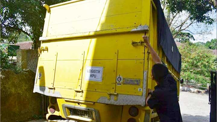 petugas tengah menurunkan logistik yang didapat dari KPU RI dan KPU Jawa Barat.