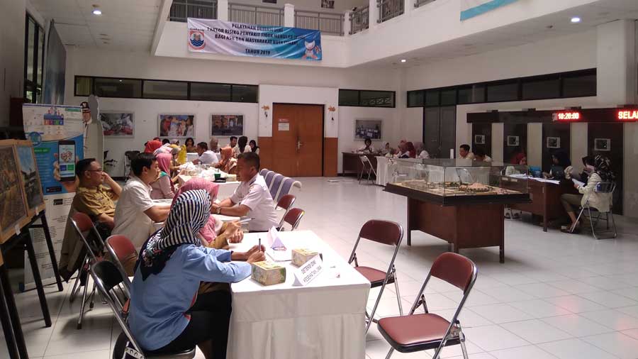 Pemeriksaan kesehatan bagi ASN Kota Cimahi di Selasar Gedung B Pemkot Cimahi, Jalan Rd. Hardjakusumah Selasa (19/3/2019).