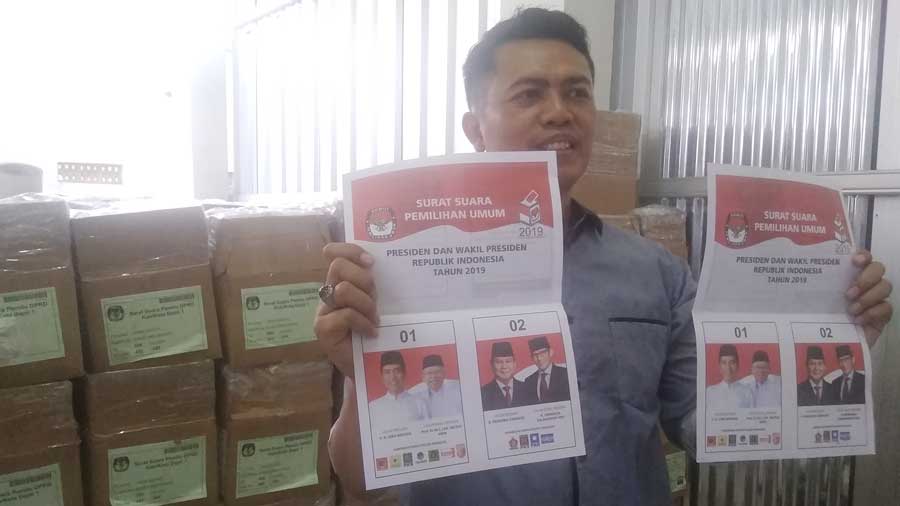 Petugas Menunjukan Surat Suara Pilpres.