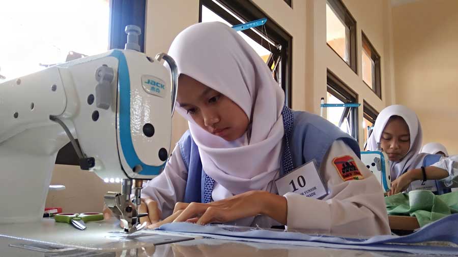 Sekolah Menengah Negeri Kejuruan (SMK) 3 Kota Cimahi uji kompetensi menjahit Kamis (4/4/2019).
