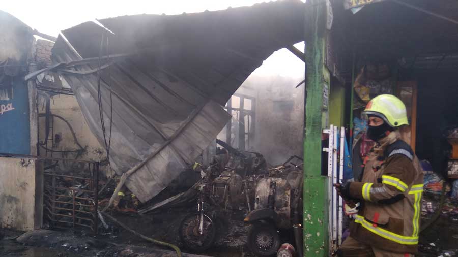 Kebakaran terjadi di Jalan Sentral, RT 02/04, Kelurahan Cibabat, Kecamatan Cimahi Utara, Kota Cimahi, Senin (08/4/2019).