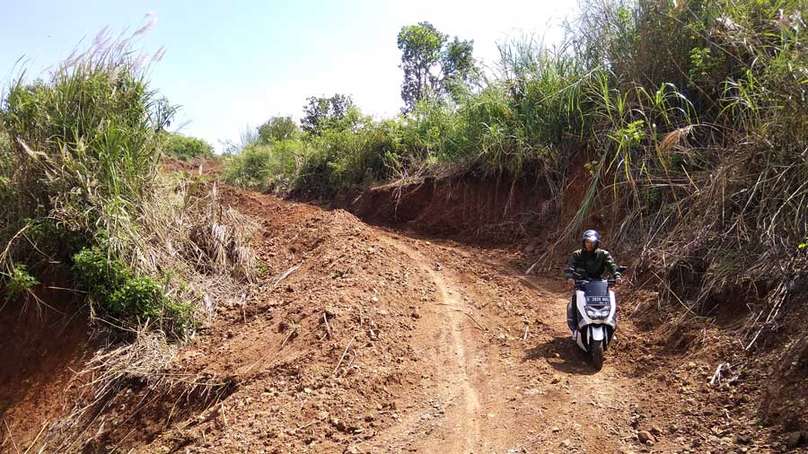 Jalur offroad di Gunung Pasir Panji sudah mulai terlihat.