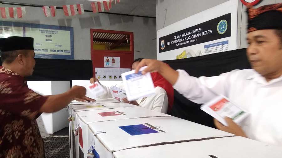 Wakil Wali Kota Cimahi, Ngatiyana Saat Akan Memasukan Kertas Suara Ke Dalam Kotak Suara