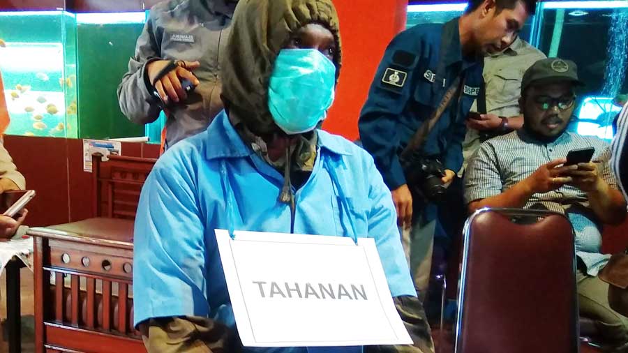 SF (44), tersangka penyelundupan benih (benur) lobster jenis pasir dan mutiara terancam hukuman penjara 6 tahun.