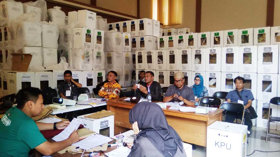 Rekapitulasi Penghitungan Surat Suara Di PPK Cimahi Utara, Di GSG Hardjuno, Jalan Encep Kartawiria 