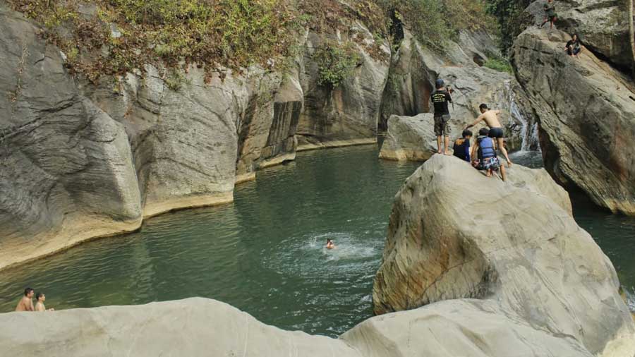Sanghyang Heuleut surga wisata tersembunyi yang berada di Rajamandala Kulon, Cipatat, Kabupaten Bandung Barat (KBB).