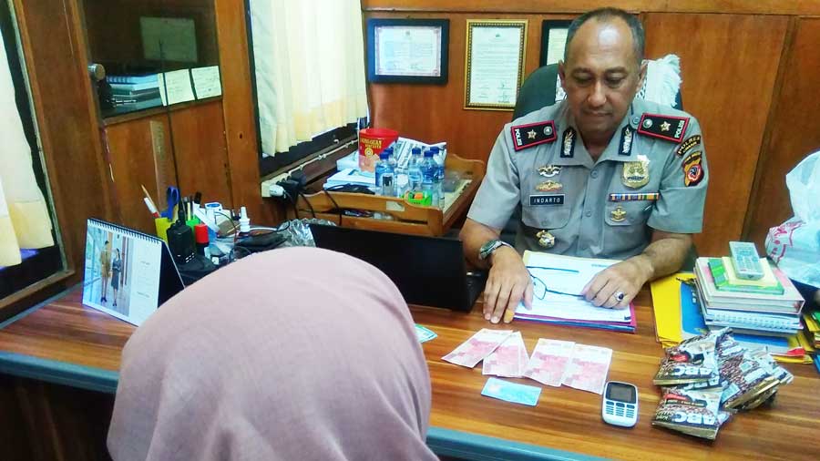 UM saat menjalani pemeriksaan di Mapolsek Cimahi, Jalan Encep Kartawiria.