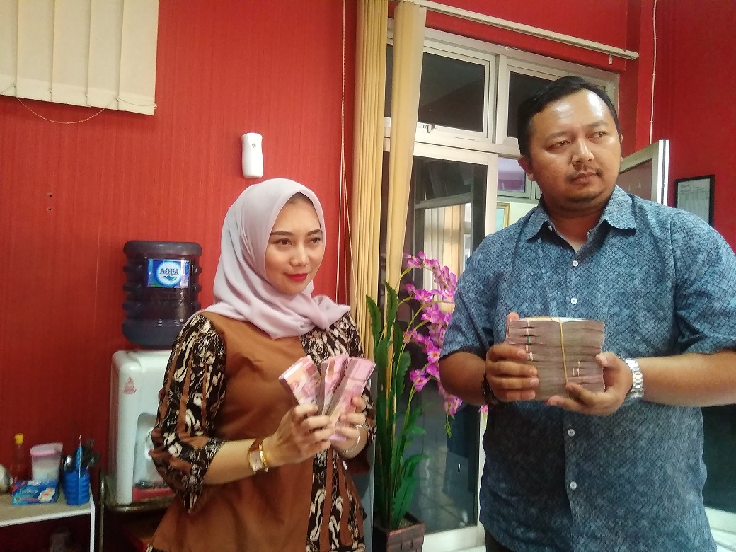 Kepala Seksi Pidsus Kejari Cimahi, Mila Susilowaty (kiri) Didampingi Staffnya (kanan) Memperlihatkan Barang Bukti