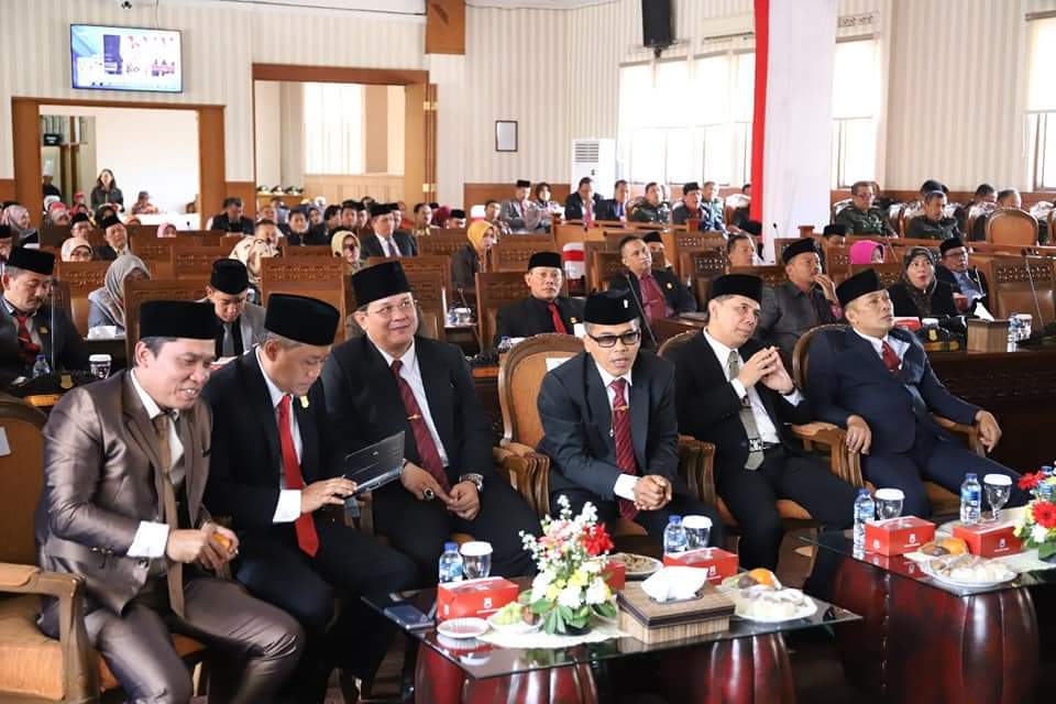 Para Anggota DPRD Kota Cimahi Saat Mengikuti Rapat Paripurna