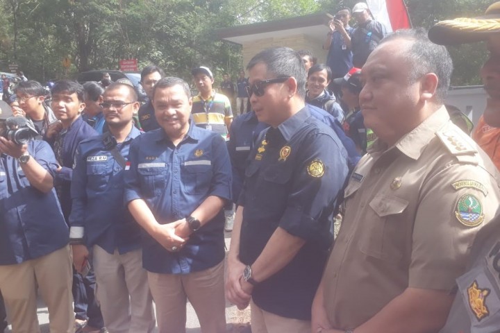 Menteri ESDM RI, Ignasius Jonan Memanta Kondisi Gunung Tangkuban Parahu, Selasa (27/8/2019)