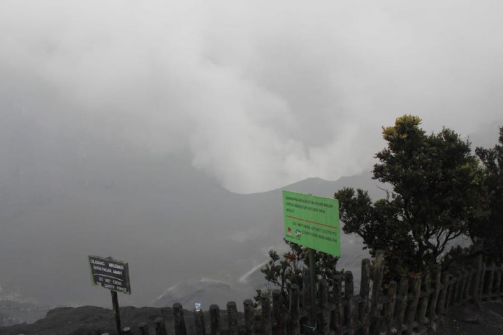 Abu Vulkanik Gunung Tangkuban Parahu Tersapu Hujan
